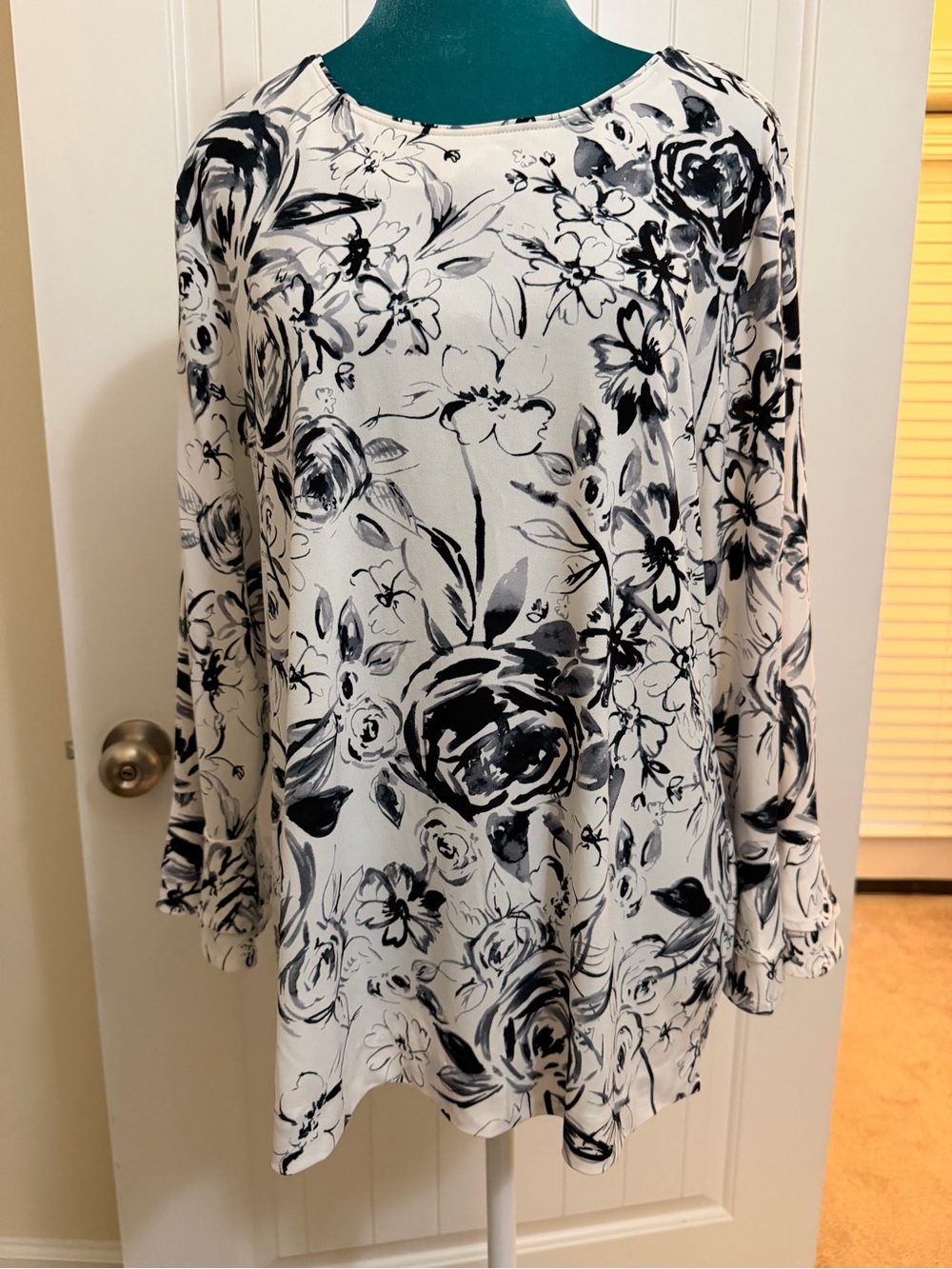 Karl Lagerfeld Black & White Floral Top Ruffle Fluted Sleeve Sz Lg